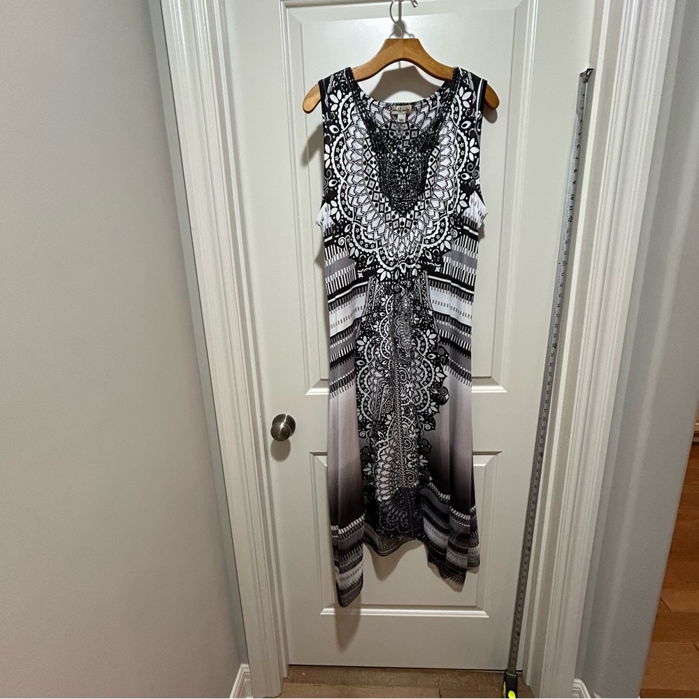 World Unity Elegant Black and White womens size L maxi sleeveless Dress